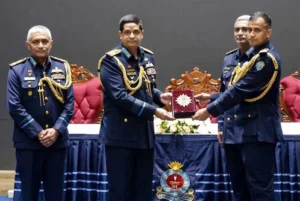 যশোরে বিমানবাহিনী একাডেমিতে কৃতী কর্মকর্তাদের ওসমানী স্বর্ণপদক প্রদান
